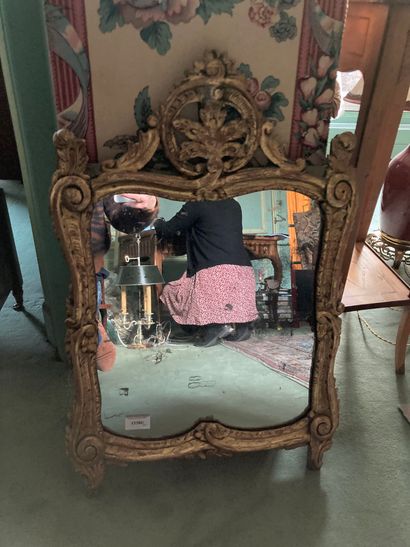 null 
Petit miroir à fronton doré




Style Louis XV




H totale : 66 cm 



Fentes,...