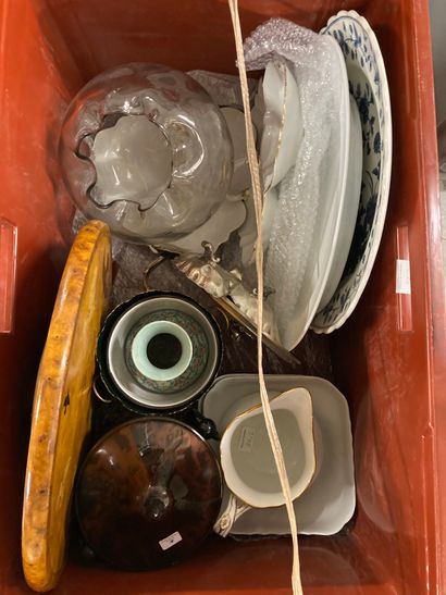 null 
Lot of various dishes and ceramics, pot holder, asparagus plates, glass pot,...