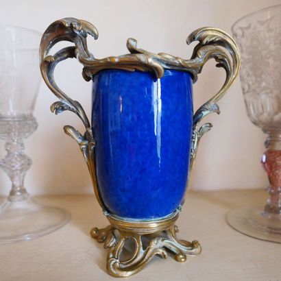 null VASE MONTÉ DE STYLE LOUIS XV

XIXÈME SIÈCLE

En porcelaine bleu, la monture...