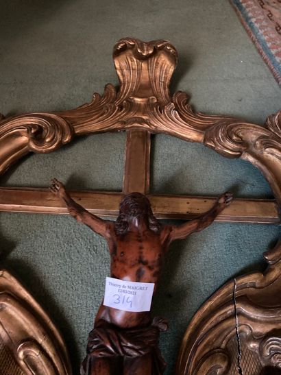 null Crucifix formant bénitier en bois doré et buis

Vers 1800

H totale : 56 cm...