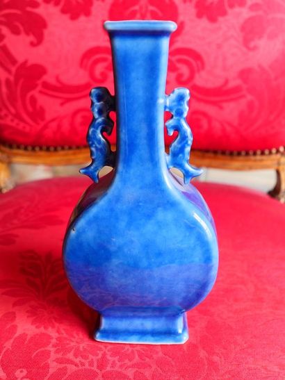 null VASE QUADRILOBÉ

CHINE, XXÈME SIÈCLE

En porcelaine bleu, deux anses en animal...