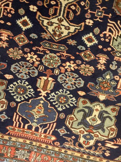 null TAPIS D’ORIENT

XXÈME SIÈCLE

En laine à fond bleu foncé à décor persan de motifs

géométriques...