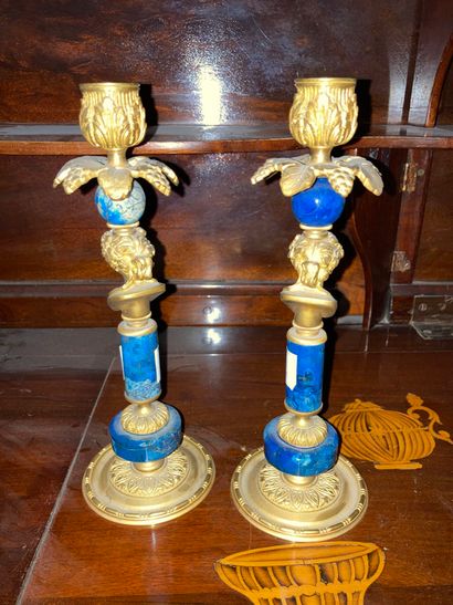 null Paire de flambeaux en bronze doré et lapis lazuli

Style du XIXème siècle

H...