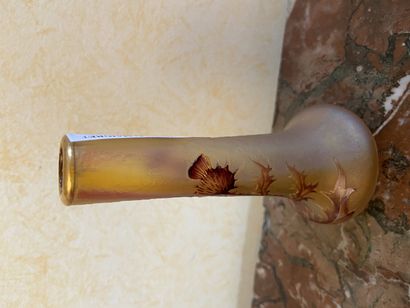 null 
DAUM




Petit vase émaillé, verre en camée à l'acide à décor de chardons




(éclats)




Hauteur...