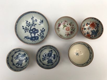 null CHINE - Lot de 5 sorbets et une soucoupe en porcelaine, décor en camaïeu bleu...