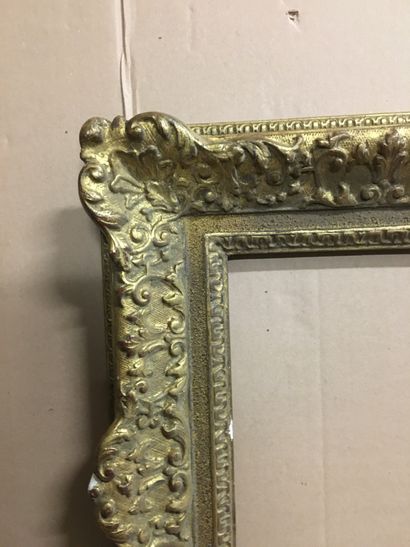 null Cadre en sapin sculpté et doré. Style Louis XIV, Angleterre, XIXe siècle. 28,5...