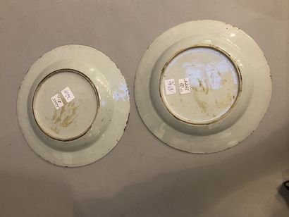 null CHINE - Deux assiettes en porcelaine formant paire, décor polychrome d’une pagode...