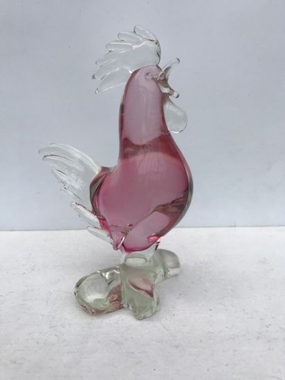 null Coq en verre translucide et verre teinté rose. Ht 19 cm.