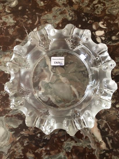 Lalique France, 
vide poche en verre moulé...