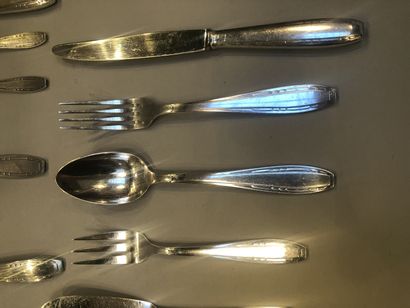 null Ménagère en métal argenté : couverts, couverts de service, à poisson et fourchettes...