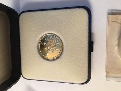  Lot de 2 pièces en or comprenant : 
Pièce de 10 roubles or datée 1894, Poids : 3.18...
