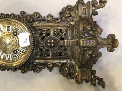 null Horloge en bronze patiné

Vendu en l'état

Hauteur : 39 cm