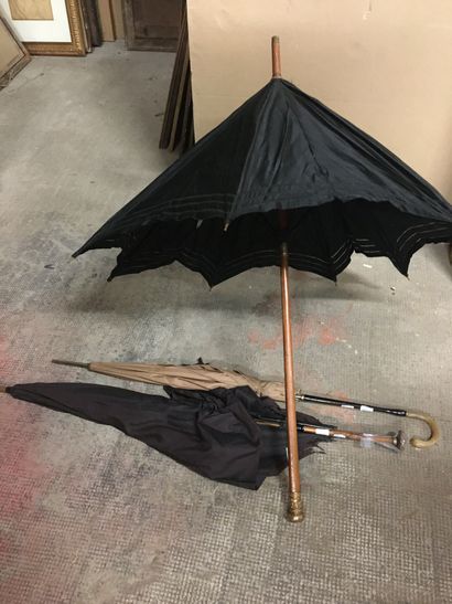  3 ombrelles 
Vendu en l'état