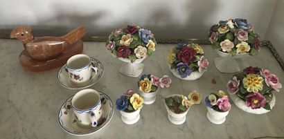 null Fot lot comprenant : 

Tisannière et deux petits vases, porcelaine de Paris,...