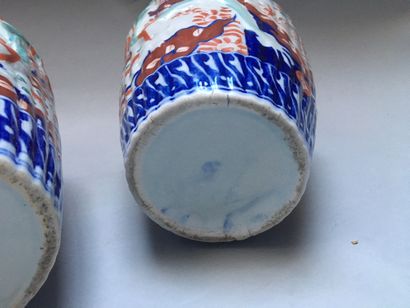 null 
JAPON Paire de vases en porcelaine de forme balustre décorés dans la palette...