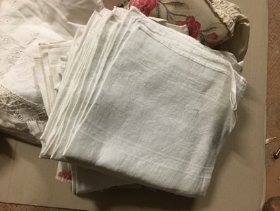 null Lot de nappes et important lot de serviettes de table en coton damassé

On y...