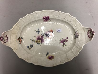 null Lot en céramique comprenant : 



MEISSEN Plat ovale à deux anses en porcelaine...