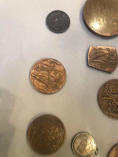  Onze médaillons en bronze divers 
Diamde la plus grande : 10 cm et plus petite 4,5...