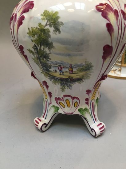null Lot Vase en porcelaine décor d'oiseaux

Petit cache-pot décor floral et vase...