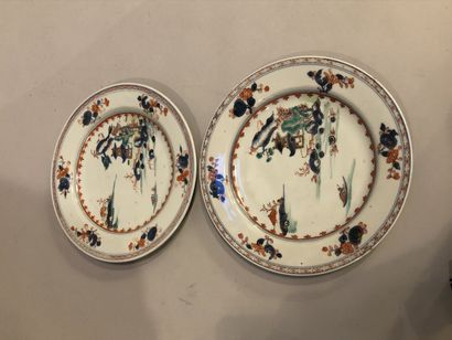 null CHINE - Deux assiettes en porcelaine formant paire, décor polychrome d’une pagode...