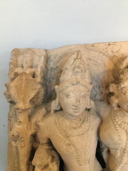 null INDE Fragment de stèle en grès rose sculpté en haut-relief de Shiva et Parvati...