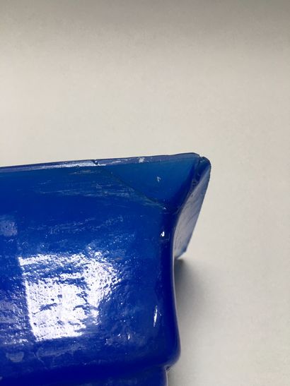 null CHINE Ensemble en verre bleu dit de ''pékin'' comprenant deux vasques rectangulaires...