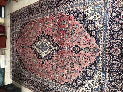 null Deux tapis 

- Fond rouge à décor de rinceaux (usures) 384 x 247 cm 

- Galerie...