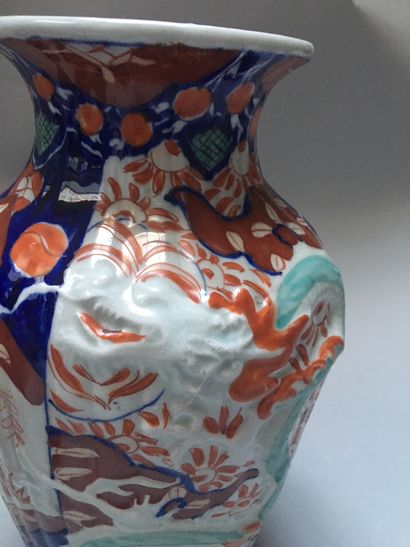 null 
JAPON Paire de vases en porcelaine de forme balustre décorés dans la palette...