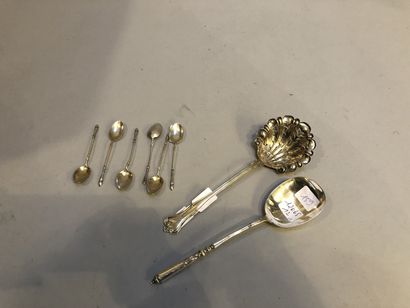 null Lot de pièces en argent comprenant : 

- cuillère de service. 46 gr.

- suite...