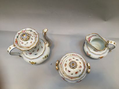 null Service à thé en porcelaine, 3 pièces : théière, sucrier et pot à lait, décor...