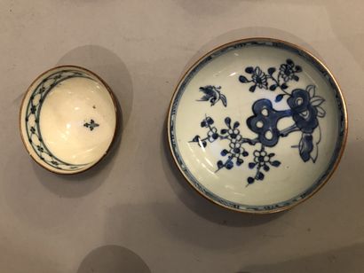 null CHINE - Lot de 5 sorbets et une soucoupe en porcelaine, décor en camaïeu bleu...