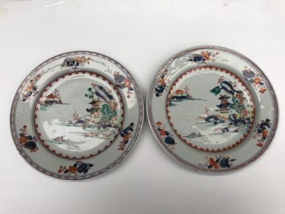CHINE - Deux assiettes en porcelaine formant...