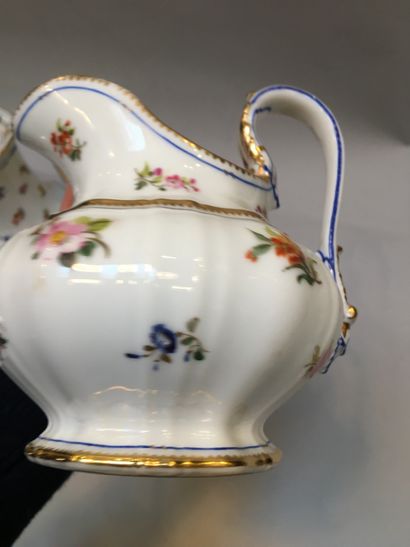 null Service à thé en porcelaine, 3 pièces : théière, sucrier et pot à lait, décor...