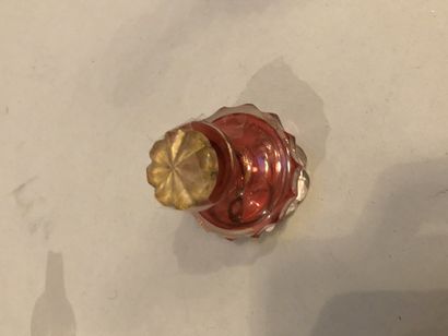 null Lot de verrerie : petit flacon à parfum sur piédouche en verre teinté rose,...