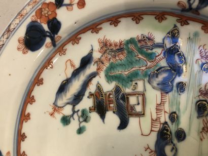 null CHINE - Deux assiettes en porcelaine formant paire, décor polychrome d’une pagode...