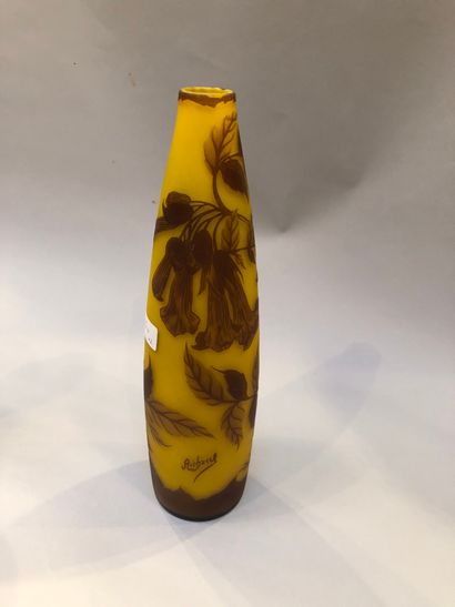 null Deux vases en pâte de verre, l'un portant signature GALLE et l'autre RICHARD

Hauteur...