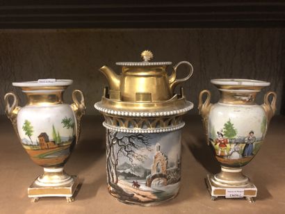null Fot lot comprenant : 

Tisannière et deux petits vases, porcelaine de Paris,...