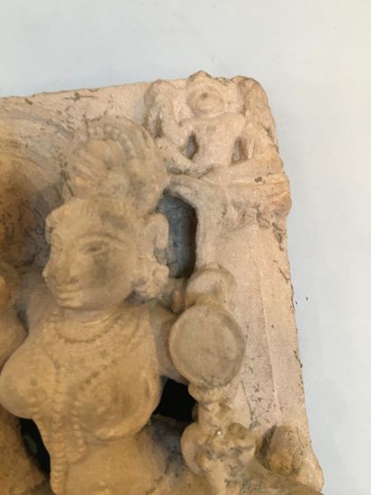 null INDE Fragment de stèle en grès rose sculpté en haut-relief de Shiva et Parvati...