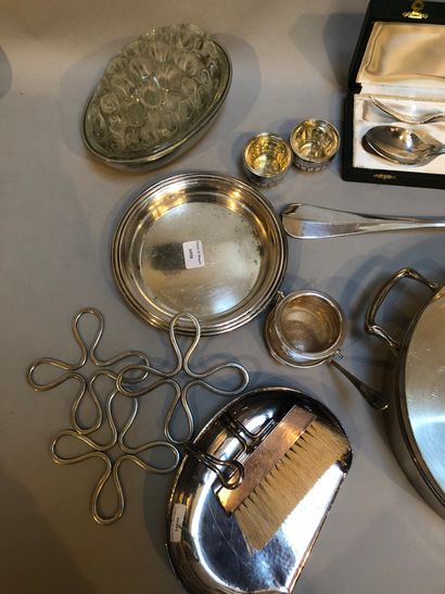  Lot en métal argenté comprenant dessous de plats, pelle de table, louche, dessous...