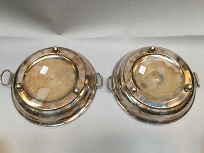 null Paire de chauffe-plat avec leur cloche en métal argenté, les cloches gravées...