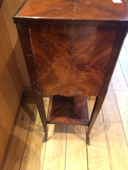  Table chiffonnière placage palissandre trois tiroirs 
Style Transition, élément...