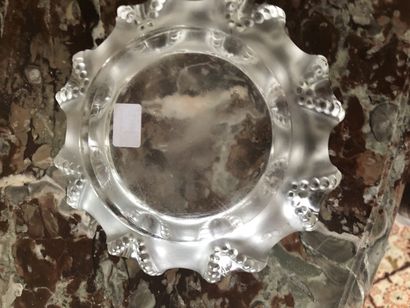 null Lalique France, 

vide poche en verre moulé à décor godronné

Signature effacé

Accidents...