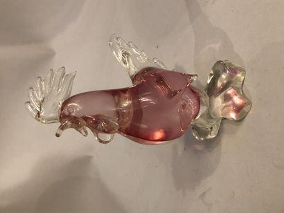 null Coq en verre translucide et verre teinté rose. Ht 19 cm.