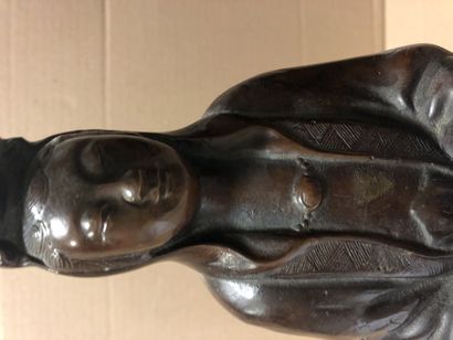 null Kwanin en bronze

Hauteur : 30 cm