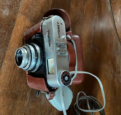  Un appareil photo VOGTLander color Lanthar 2.8/50, promptor 125, un projecteur Riviera...