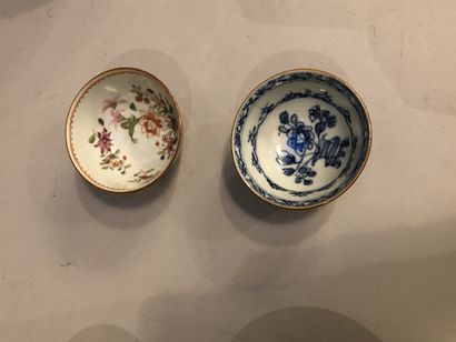 null CHINE - Lot de 5 sorbets et une soucoupe en porcelaine, décor en camaïeu bleu...