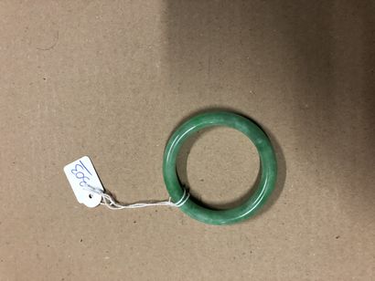 null Bracelet en jade

Diametre 7 cm

On y joint un bracelet en jadeite grise