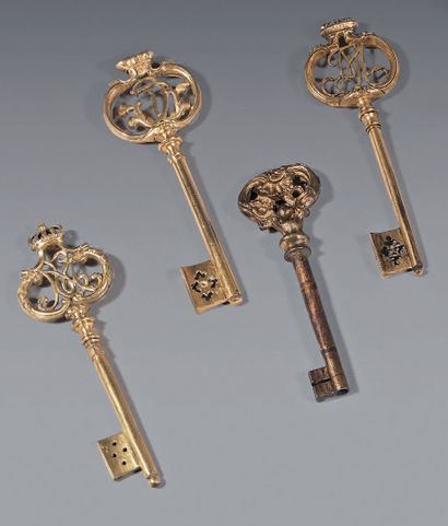 
*Lot composé de quatre clefs en bronze ciselé...