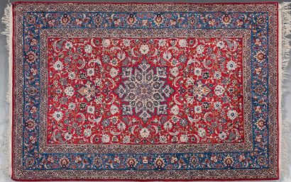 null Paire de tapis à médaillon central sur un fond rouge et bordure bleue, Keshan...