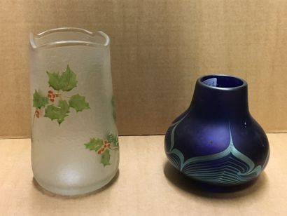 null Deux vases en pâte de verre, l'un à décor de houx, l'autre à décor de peignés...